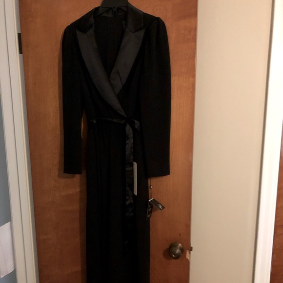 Adrianna Papell- Knit crepe tuxedo jumpsuit! Size 6. Black. - Picture 1 of 6